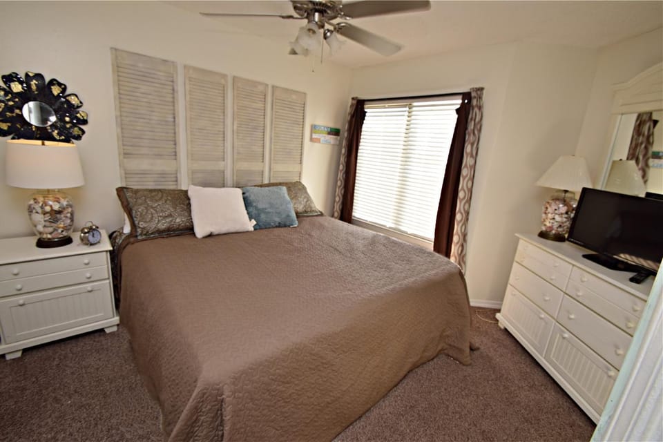 Bed, TV and multimedia, Bedroom