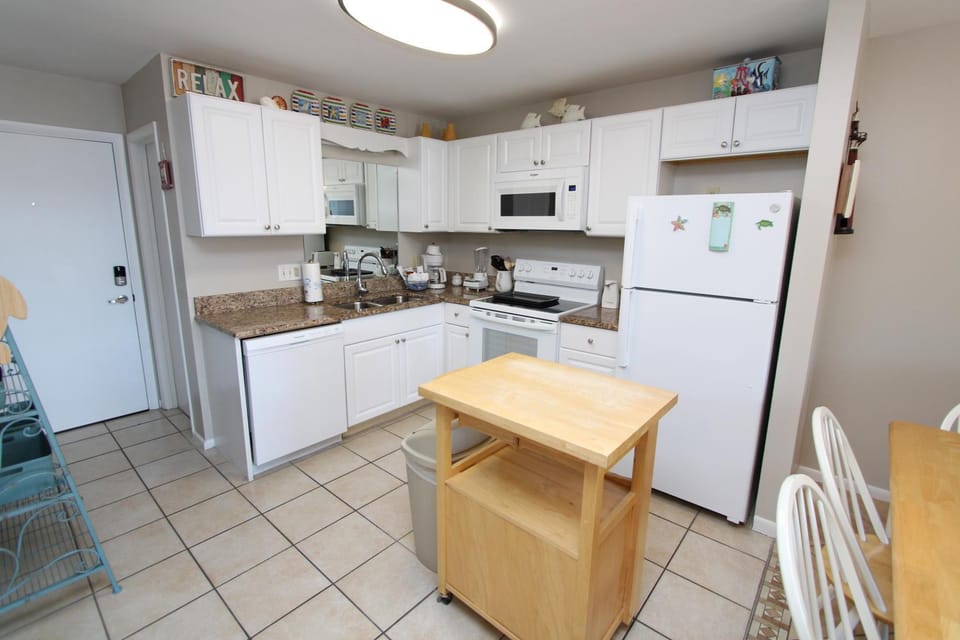 Coffee/tea facilities, Kitchen or kitchenette, oven, stove, toaster