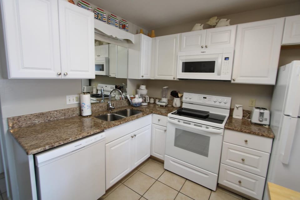 Coffee/tea facilities, Kitchen or kitchenette, oven, toaster