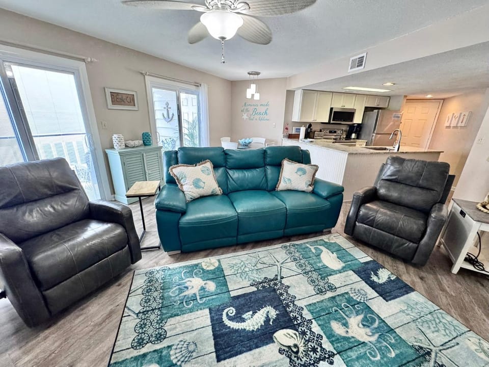 Coffee/tea facilities, Kitchen or kitchenette, Living room, Seating area