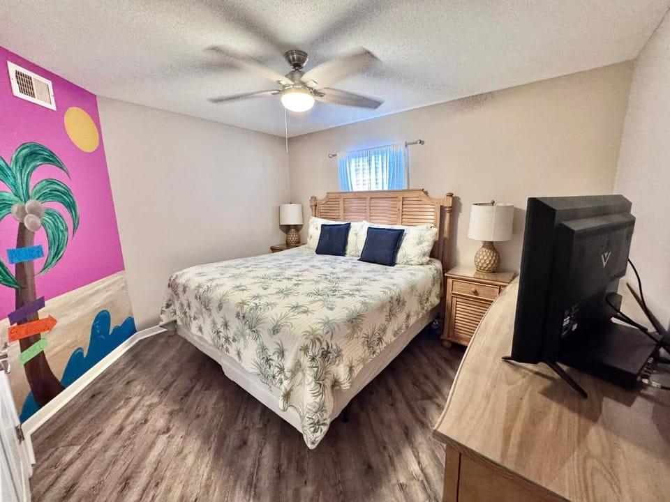 Bed, TV and multimedia, Bedroom