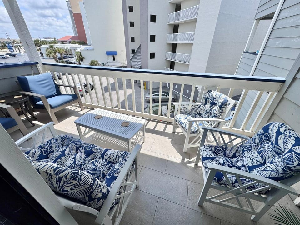 Day, Balcony/Terrace, Seating area