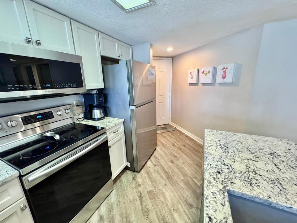 Coffee/tea facilities, Kitchen or kitchenette, oven, kitchen