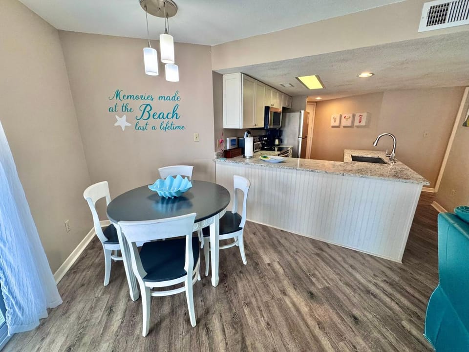 Coffee/tea facilities, Kitchen or kitchenette, Seating area, Dining area, oven