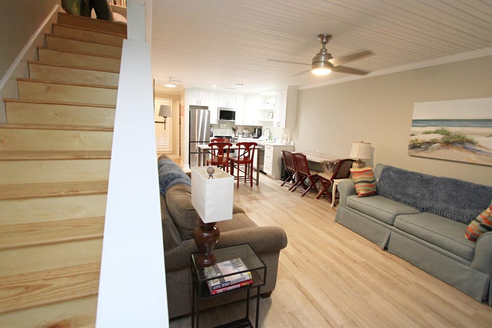 Kitchen or kitchenette, Living room, Seating area, Dining area