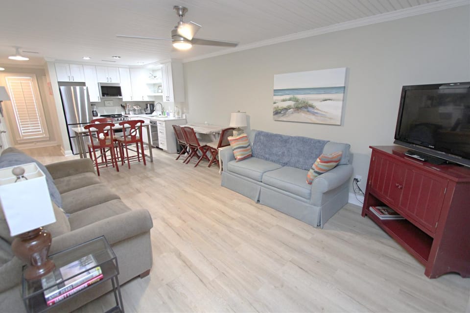 TV and multimedia, Kitchen or kitchenette, Living room, Seating area, Dining area