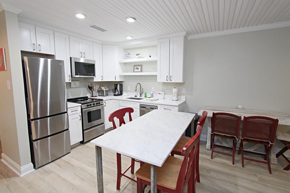 Kitchen or kitchenette, Seating area, Dining area, dishwasher, oven