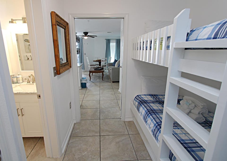 Bedroom, bunk bed