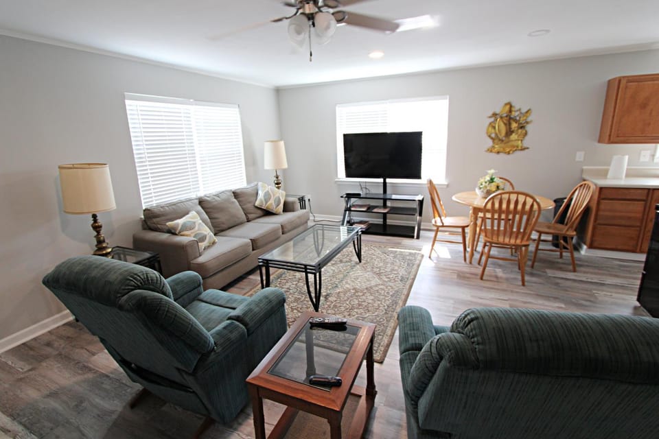 TV and multimedia, Living room, Seating area, Dining area