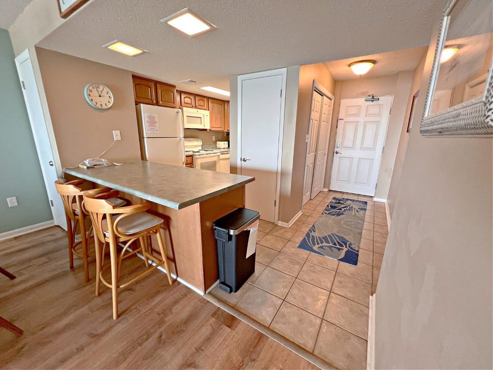 Kitchen or kitchenette, minibar, kitchen