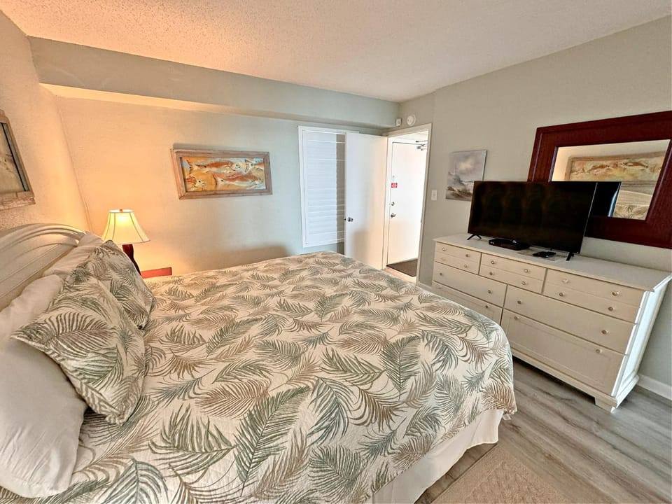 Bed, TV and multimedia, Bedroom