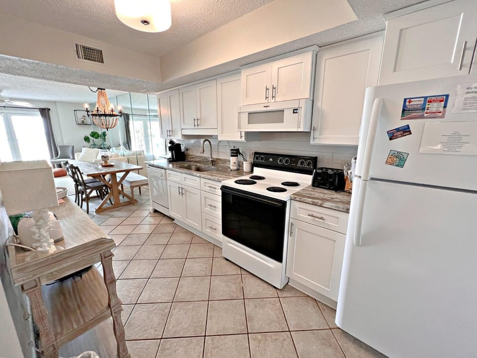 Kitchen or kitchenette, Dining area, dishwasher, toaster, kitchen