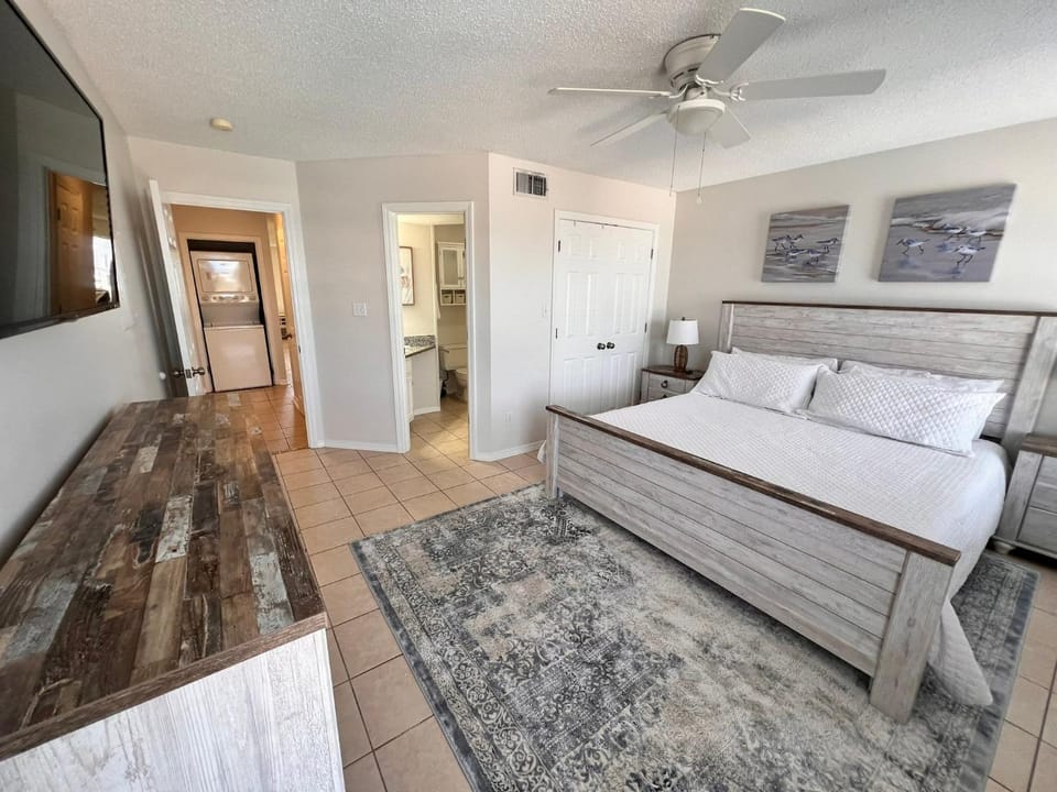 Bed, TV and multimedia, Bedroom