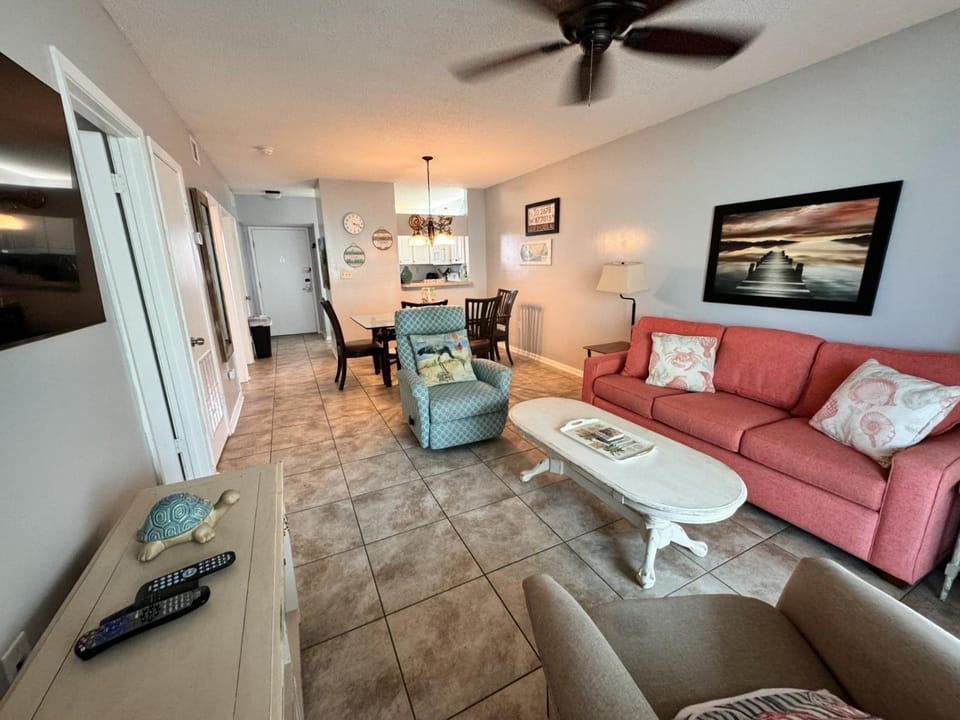 TV and multimedia, Living room, Photo of the whole room, Seating area, Dining area