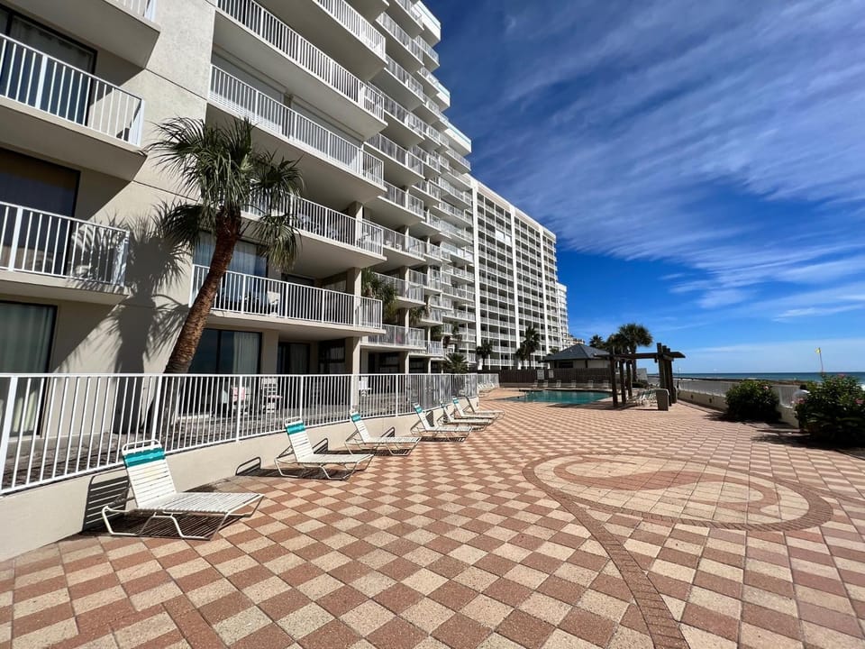 Property building, Patio, Day, Swimming pool, sunbed