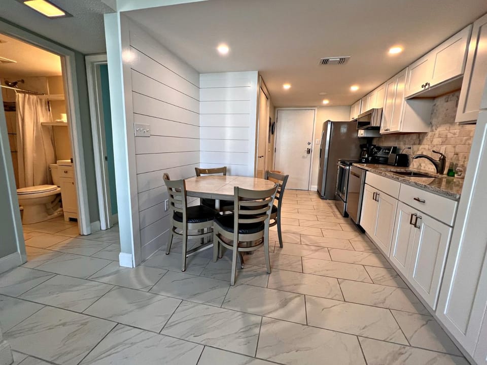 Kitchen or kitchenette, Seating area, Dining area