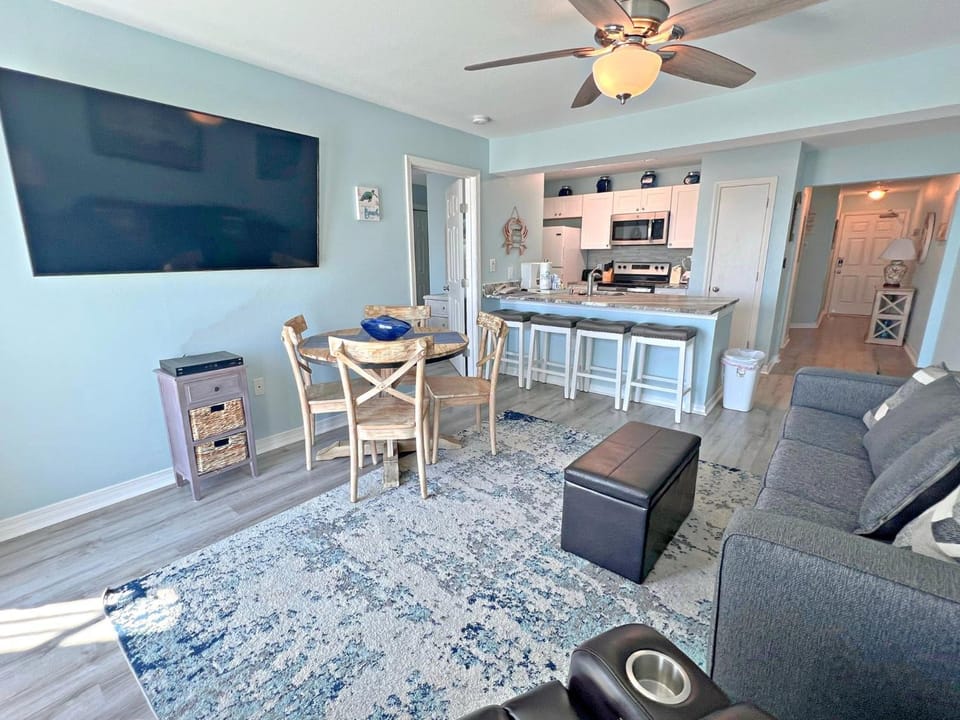 TV and multimedia, Living room, Seating area, Dining area