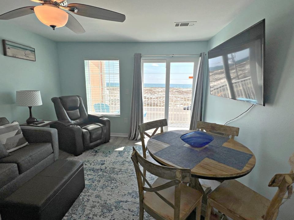 TV and multimedia, Living room, Seating area, Dining area