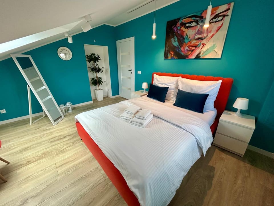 Bed, Photo of the whole room, Bedroom, towels