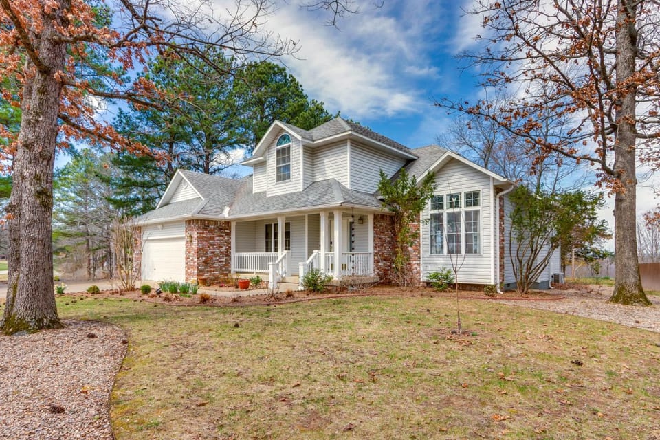 Hot Tub and Deck Holiday Island Fairway Estate House in Table Rock Lake
