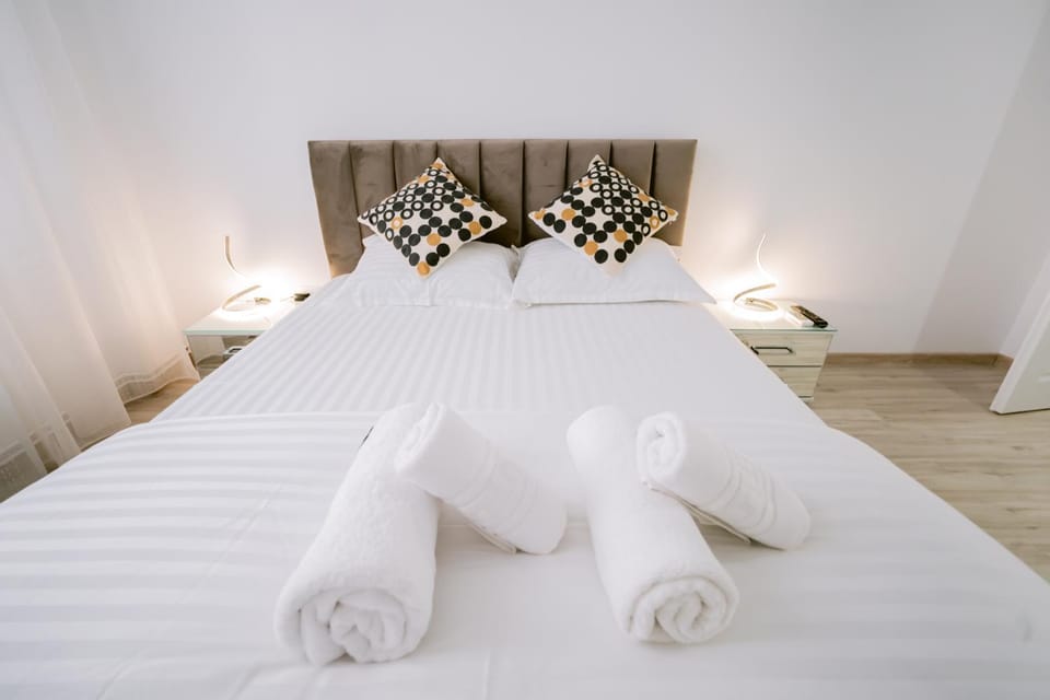 Bed, towels