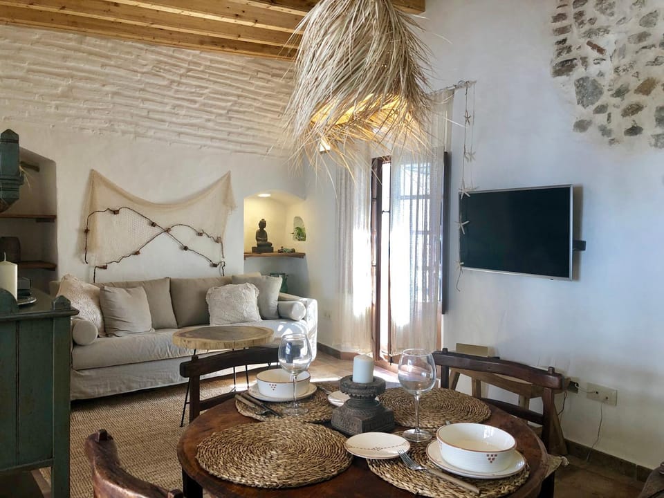 TV and multimedia, Living room, Seating area, Dining area