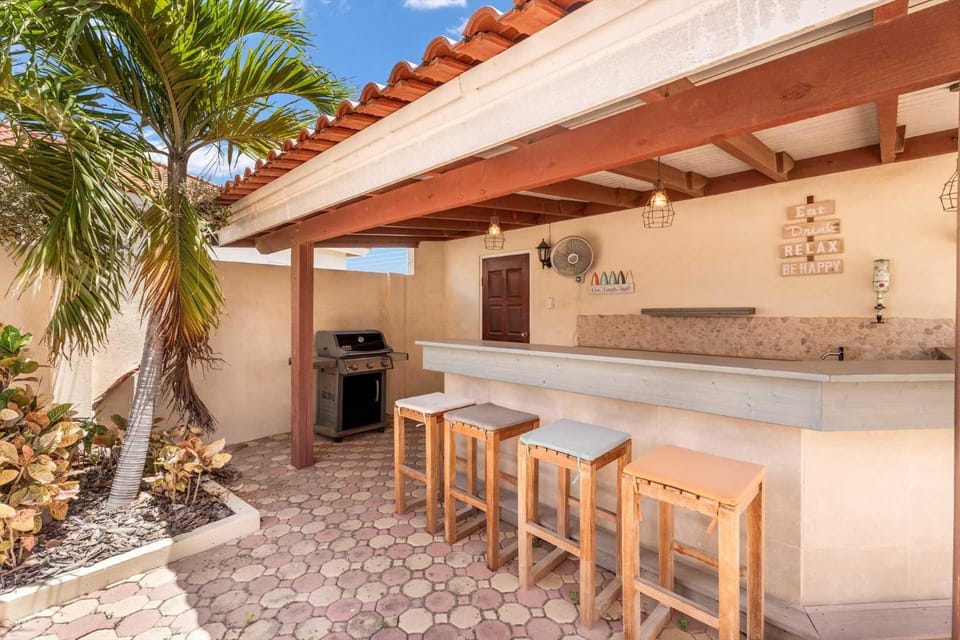 OJ88 - Private Villa with pool - 5 min from Palm Beach - 4BR house Villa in Noord