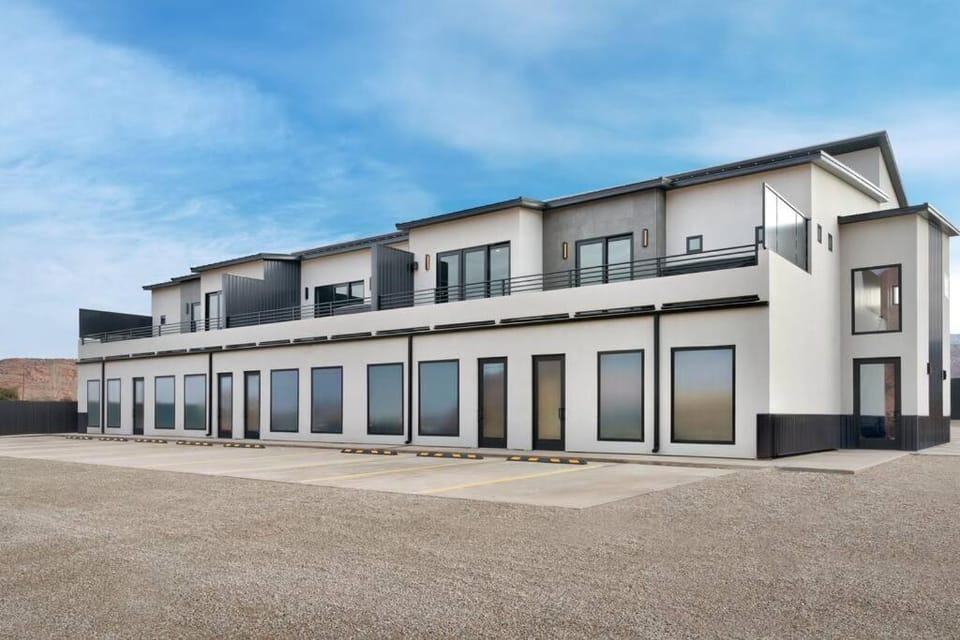 Vizcaya #4 - Moab's Newest Luxury Rental (Hot Tub) Apartment in Spanish Valley