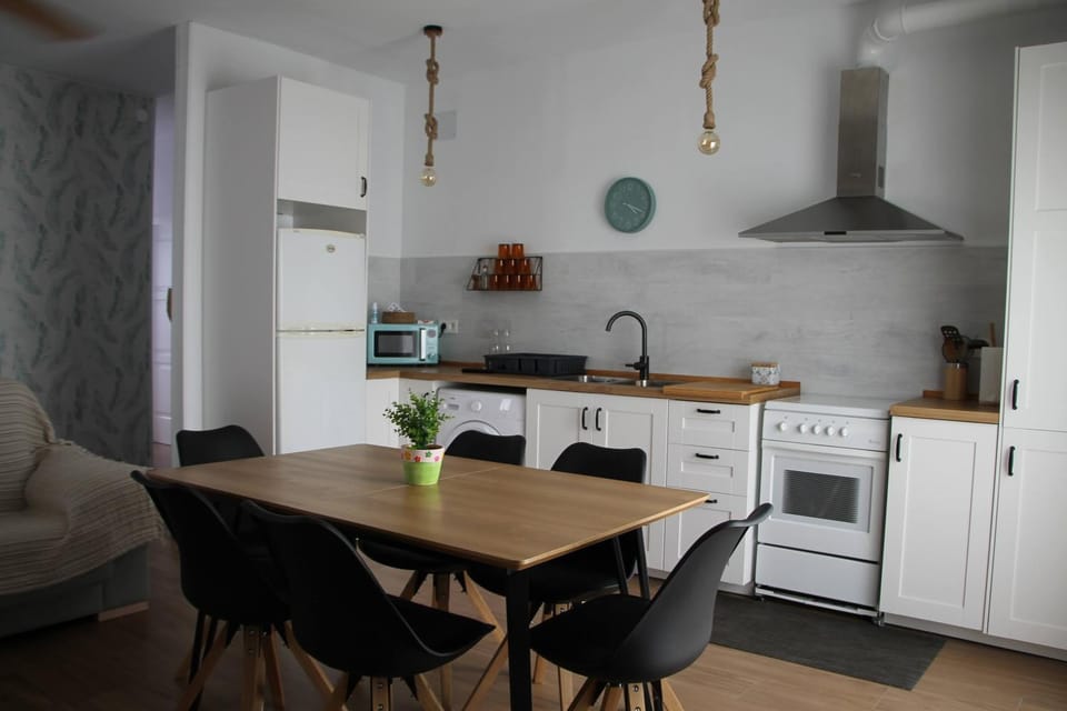 Kitchen or kitchenette, Dining area, minibar, pet friendly, stove, toaster