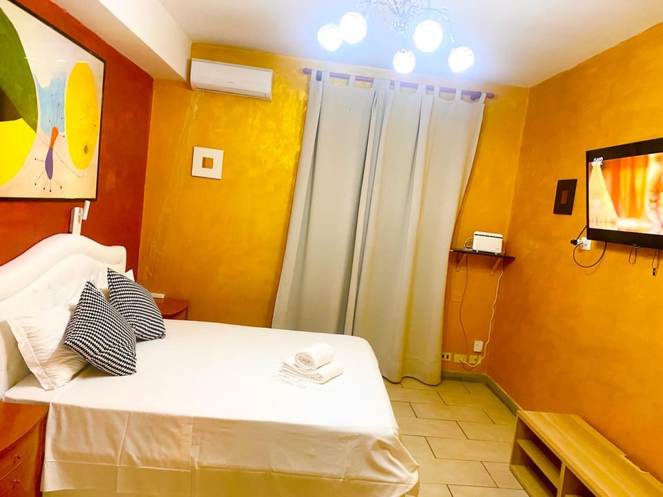 Bed, TV and multimedia, Photo of the whole room, Bedroom, towels, air conditioner