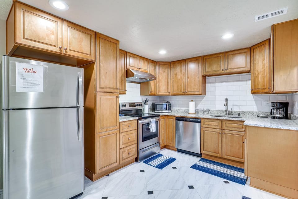 Home Theater & Patio: South Jordan Basement Unit Apartment in South Jordan