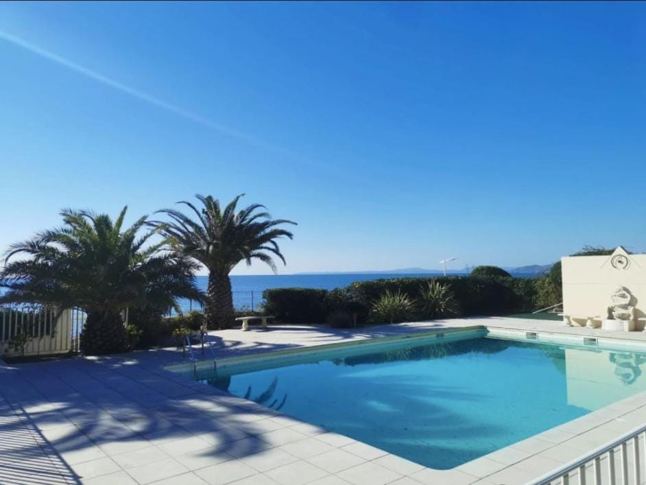 YŪGEN PALLADIO - Fully renovated Studio on a prime location, Direct Beach Access, Heated Pool, Private terrace & patio, Private Parking lot Apartment in Saint-Raphael