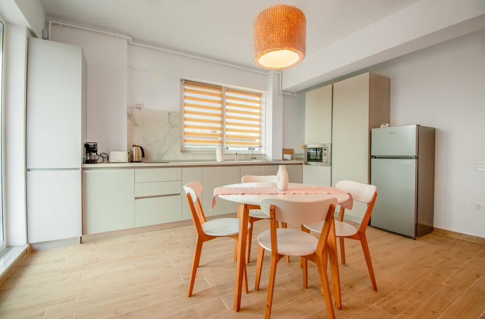 Kitchen or kitchenette, Dining area, minibar, stove