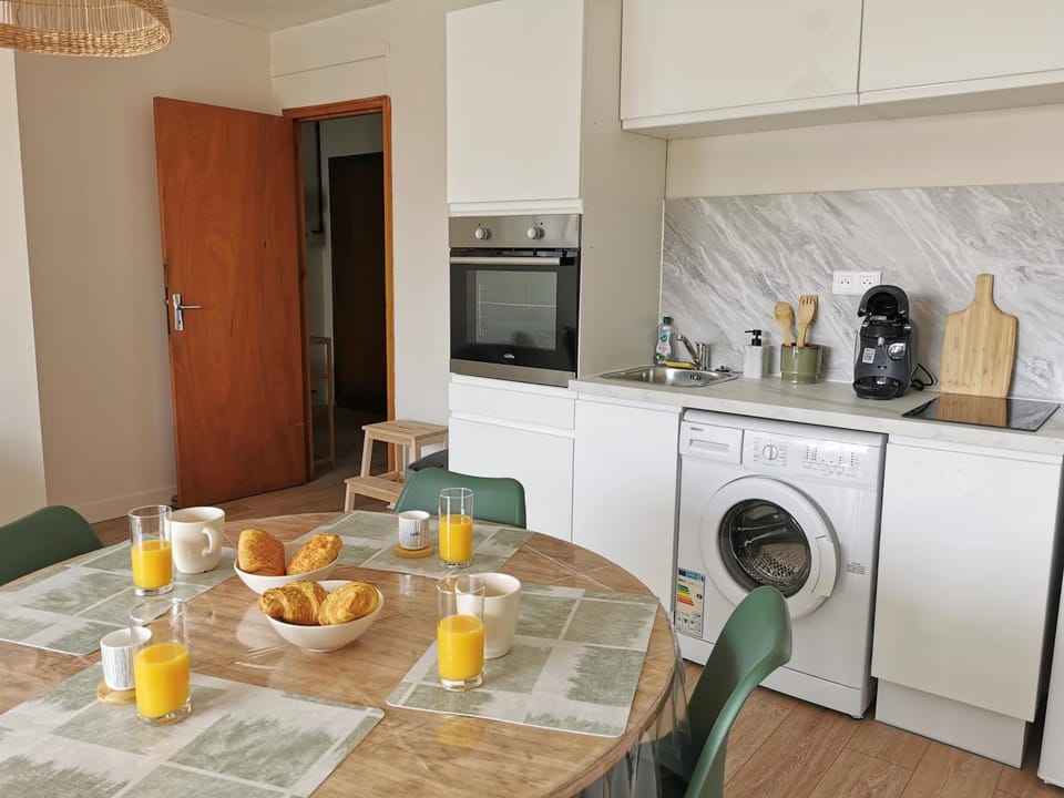 Coffee/tea facilities, Kitchen or kitchenette, Living room, Seating area, Dining area, minibar, pet friendly, stove, toaster, washing machine