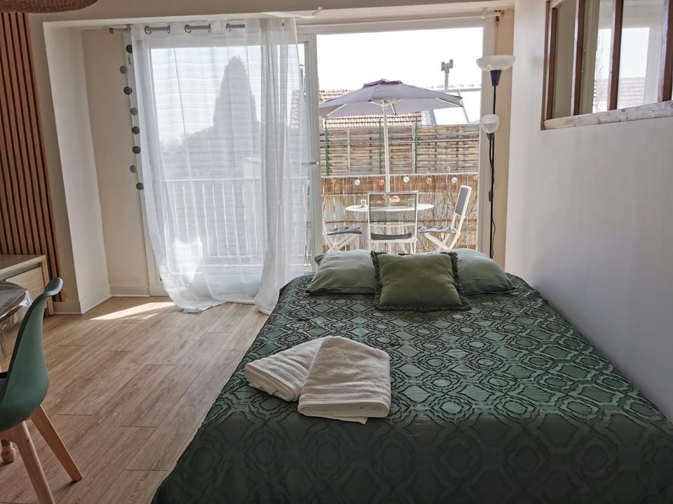 Patio, Bed, Balcony/Terrace, Dining area