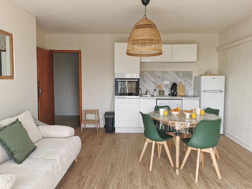 Kitchen or kitchenette, Living room, Seating area, Dining area, minibar, pet friendly, stove