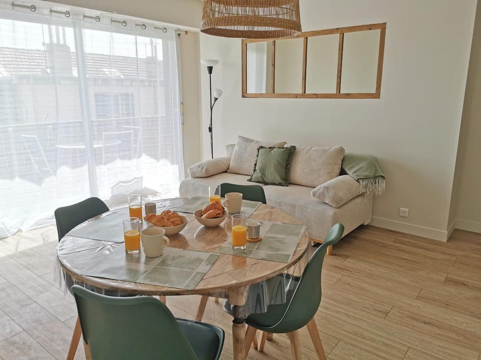 Living room, Seating area, Dining area