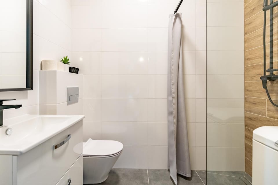 Shower, Toilet, Bathroom, towels