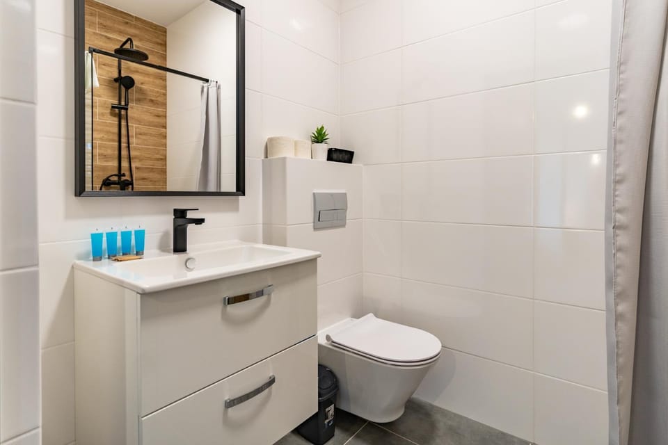 Shower, Toilet, Bathroom, towels