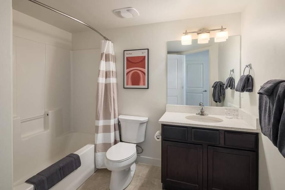 6E Family Friendly RedCliff Condo, POOL & HOT TUB Apartment in Utah