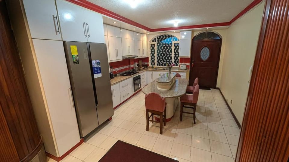 Lujosa Casa - Jacuzzi - BBQ - 15 min aeropuerto House in Quito