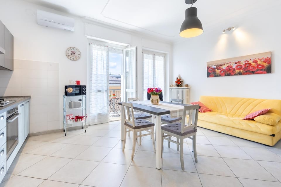 Kitchen or kitchenette, Living room, Seating area, Dining area, minibar, pet friendly, air conditioner