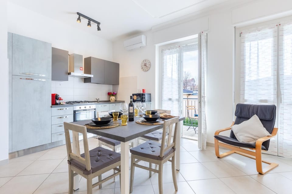 Kitchen or kitchenette, Living room, Seating area, Dining area, minibar, pet friendly, stove, toaster