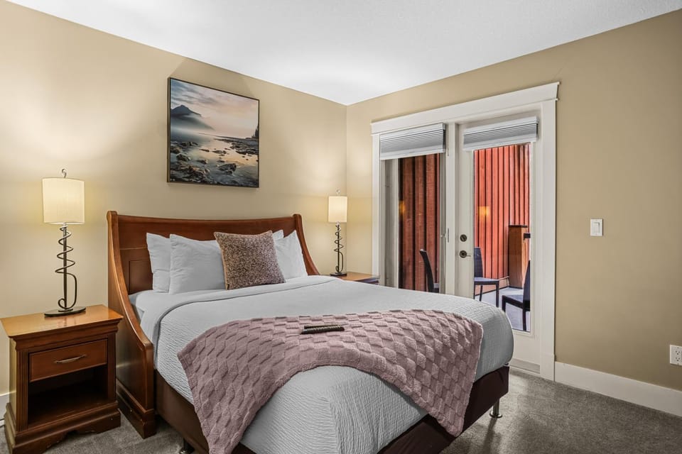 Gorgeous Mountain Condo - Pool & Hot Tub Apartment in Canmore