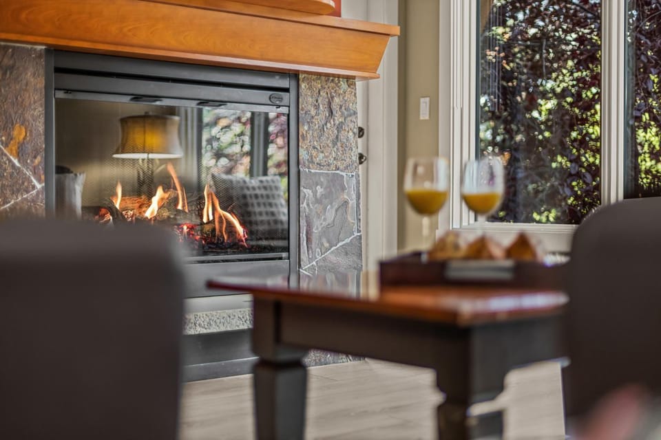 Gorgeous Mountain Condo - Pool & Hot Tub Apartment in Canmore