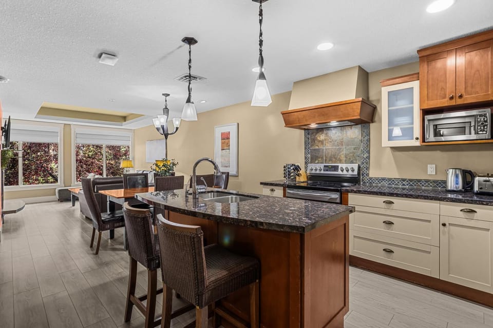 Gorgeous Mountain Condo - Pool & Hot Tub Apartment in Canmore