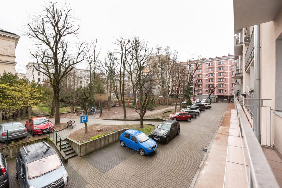 Property building, Neighbourhood, Location