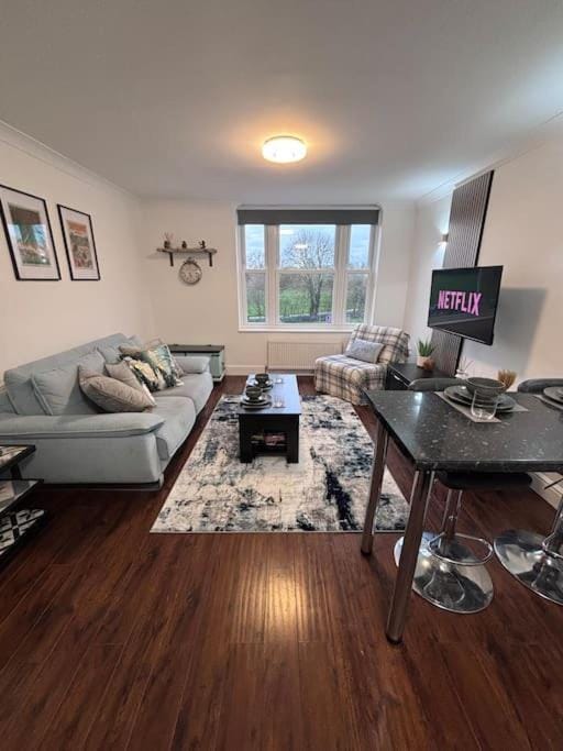 TV and multimedia, Living room, Seating area, Dining area