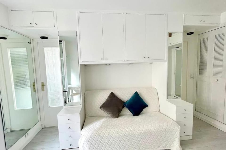 Bed, Photo of the whole room, wardrobe