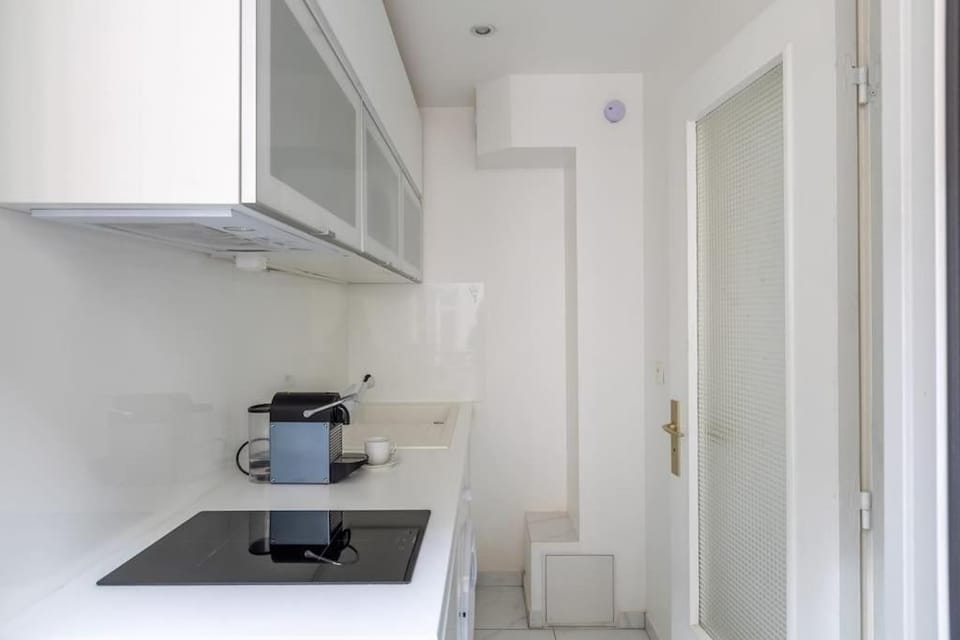 Kitchen or kitchenette, minibar, stove